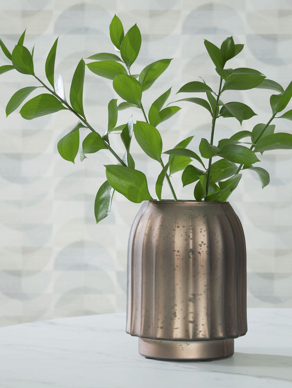  this vase will captivate you with its on-point aesthetics. Its stunning mercury glass finish and fluted design make it a visual delight. This exquisite piece effortlessly stands out on its own