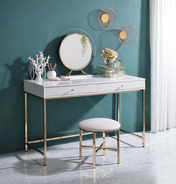  this practical yet fashionable desk offer