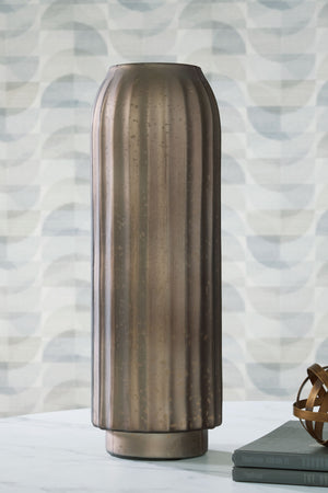 this vase will captivate you with its on-point aesthetics. A stunning mercury glass finish and fluted design make it a visual delight. This exquisite piece effortlessly stands out on its own