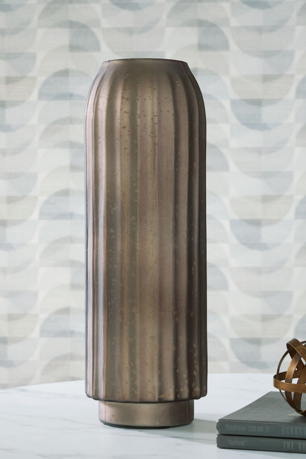  this vase will captivate you with its on-point aesthetics. A stunning mercury glass finish and fluted design make it a visual delight. This exquisite piece effortlessly stands out on its own