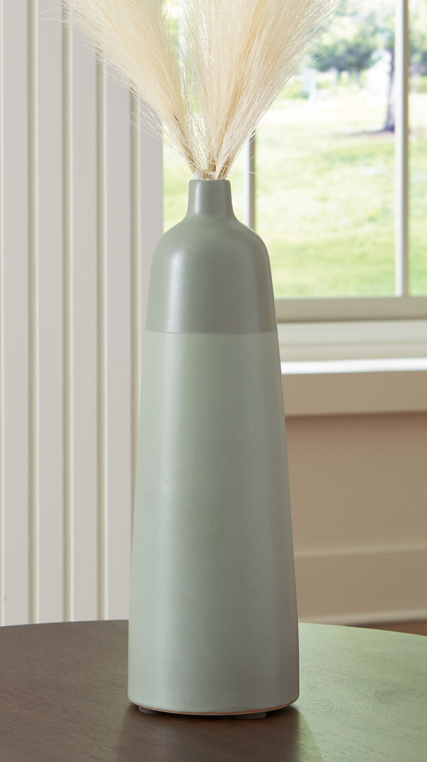  either by itself or filled with dried or faux florals. Its simply beautiful shape and organic green hues complement your naturally superb sense of style.<br/><br/><b>Product Features</b><ul><li