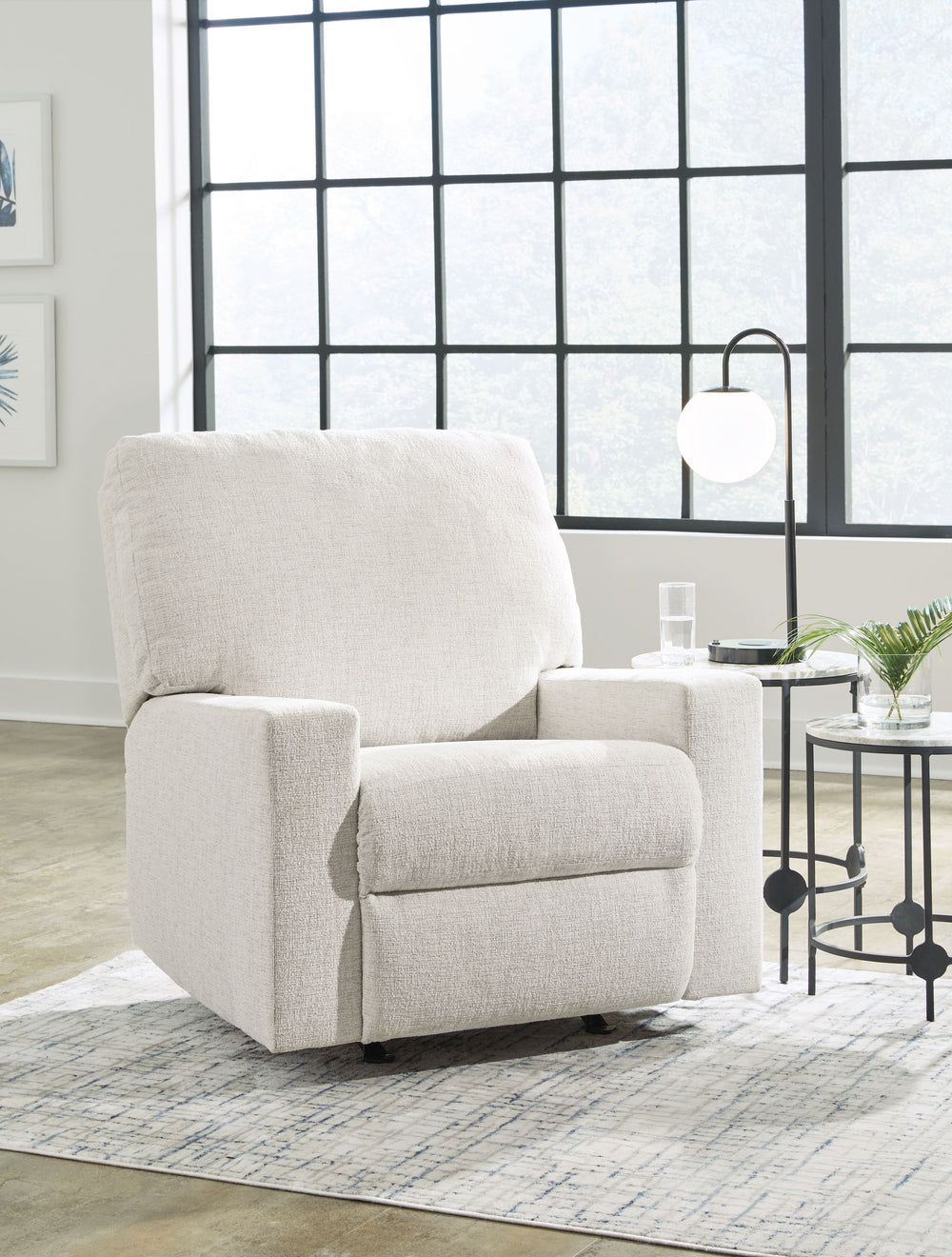Add functionality to your home without compromising on style. This budget-friendly recliner has a clean-lined, contemporary feel thatâ€™s complemented with seamless features for your relaxation. Well-suited to living rooms and multi-use spaces alike, it e
