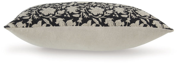  ivory and gray coming together in a simply chic floral design