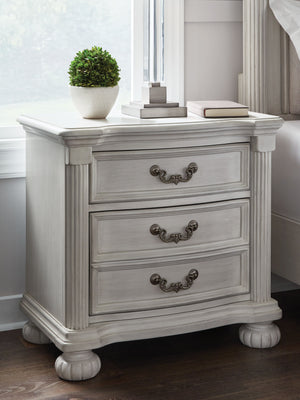  highlighted by a serpentine-shaped front with thick decorative moulding. Its drawers are 