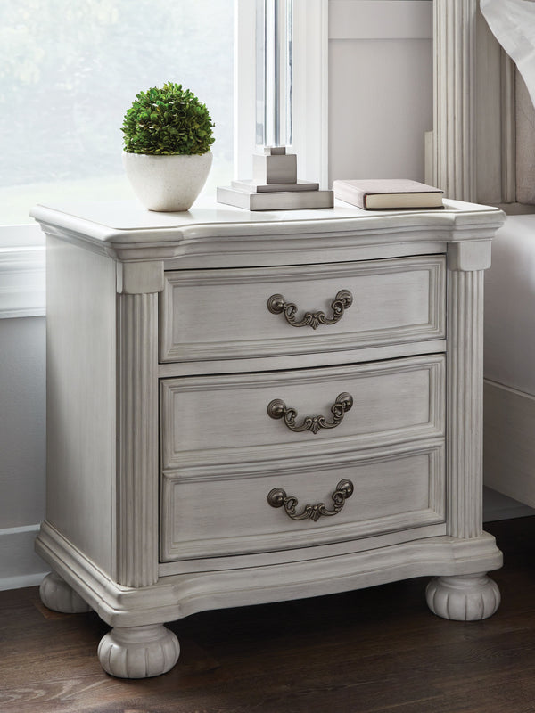  highlighted by a serpentine-shaped front with thick decorative moulding. Its drawers are 