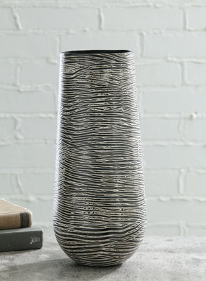  this metal vase is a beauty to behold. A cylindrical silhouette makes this striking home accent all the more alluring.<br/><br/><b>Product Features</b><ul><li>Made of glass</li><li>Cut glass patt