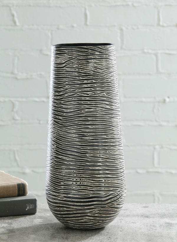  this metal vase is a beauty to behold. A cylindrical silhouette makes this striking home accent all the more alluring.<br/><br/><b>Product Features</b><ul><li>Made of glass</li><li>Cut glass patt