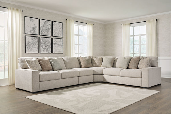  this casually elegant sectional offers contemporary style in spades. A distinctive curved shape provides plenty of leg room