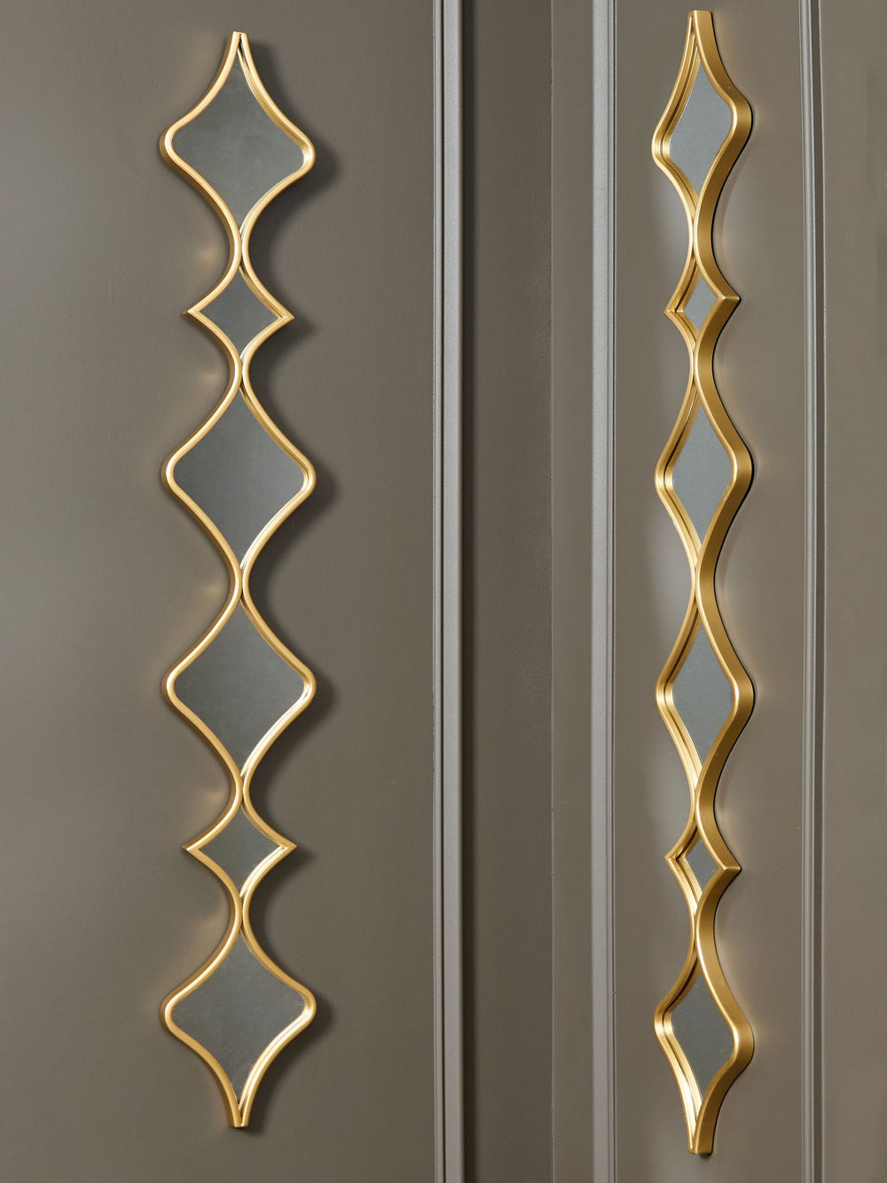 This accent mirror set jazzes up your walls with modern glamour. Its unique design and goldtone finish exude a sophisticated sensibility while creating visual depth. Whether hung vertically or horizontally, these geometric gems are a reflection of your go