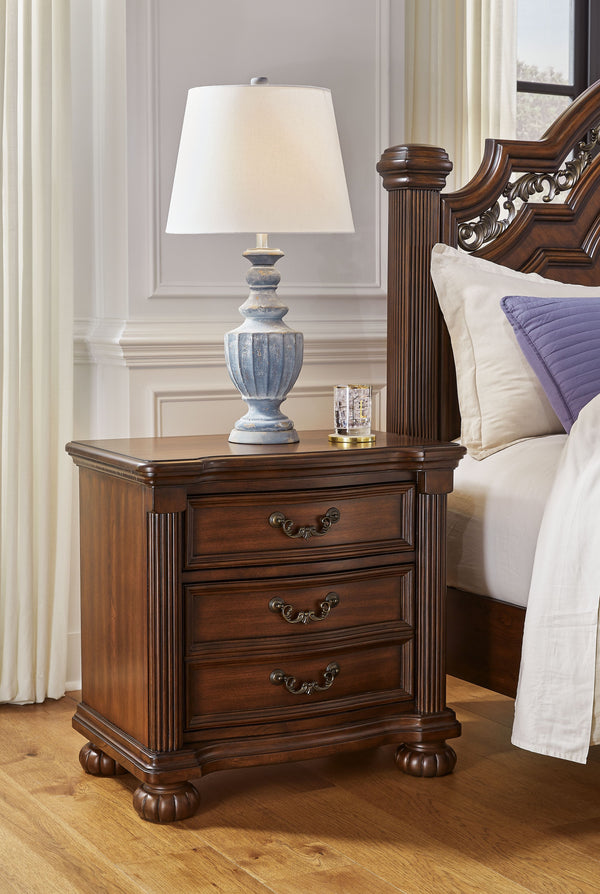  its stately presence graces your room with an air of opulence. Your taste for exquisite details is satisfied with decorative drawer pulls and chic bu