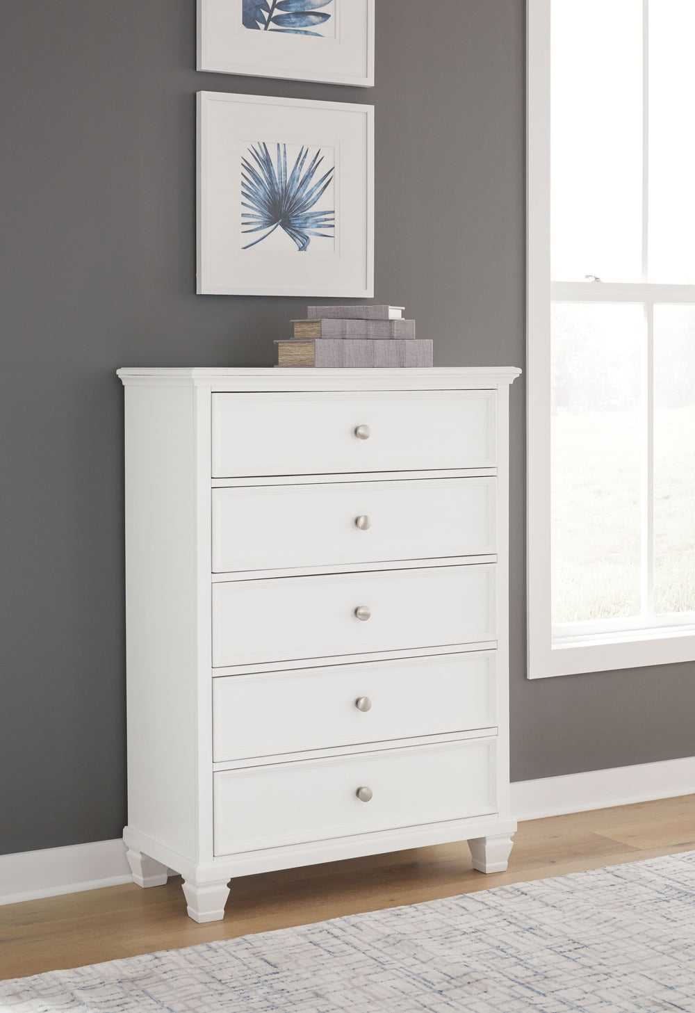 Exuding a timeless casual design, this chest of drawers is ready to define your personal space. It easily adapts to a variety of interiors, combining a clean, contemporary white finish with framed drawer fronts and round metal knobs. Featuring five storag