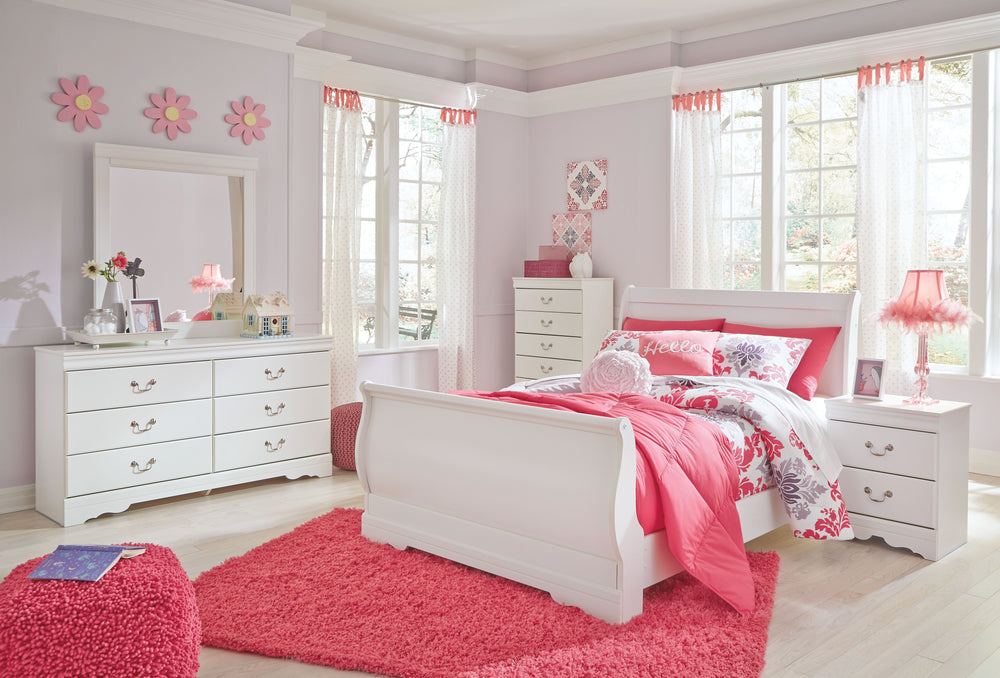 This full sleigh bed-'s crisp cottage white gives traditional Louis Philippe profiling a delightful style awakening. The look is timeless. The feel? Right at home. Mattress and foundation/box spring available, sold separately. <h4><b>Anarasia - White - Fu