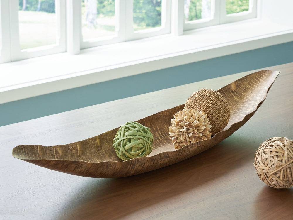 This tray welcomes you with its time-worn, textured look in an antiqued goldtone. Seeking to showcase your smaller accents? The subtle curves of this tray hold decorative baubles in inviting style. And it invites fashionable function to an entryway or cou