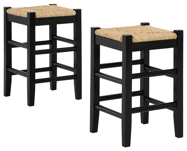 Bring the vintage casual vibe you love to the kitchen with this counter height bar stool. A stylish seating solution in a chic black finish, this charming stool completes your dining space with ease. The woven seagrass seat and wood stretchers create an e