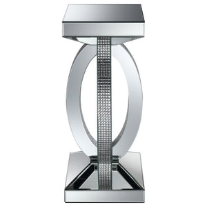  it exudes modern luxury. The intersecting oval-shaped loops form a striking