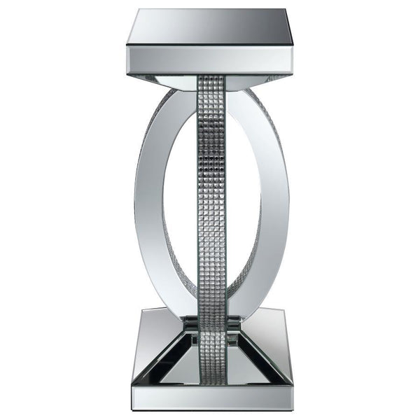  it exudes modern luxury. The intersecting oval-shaped loops form a striking