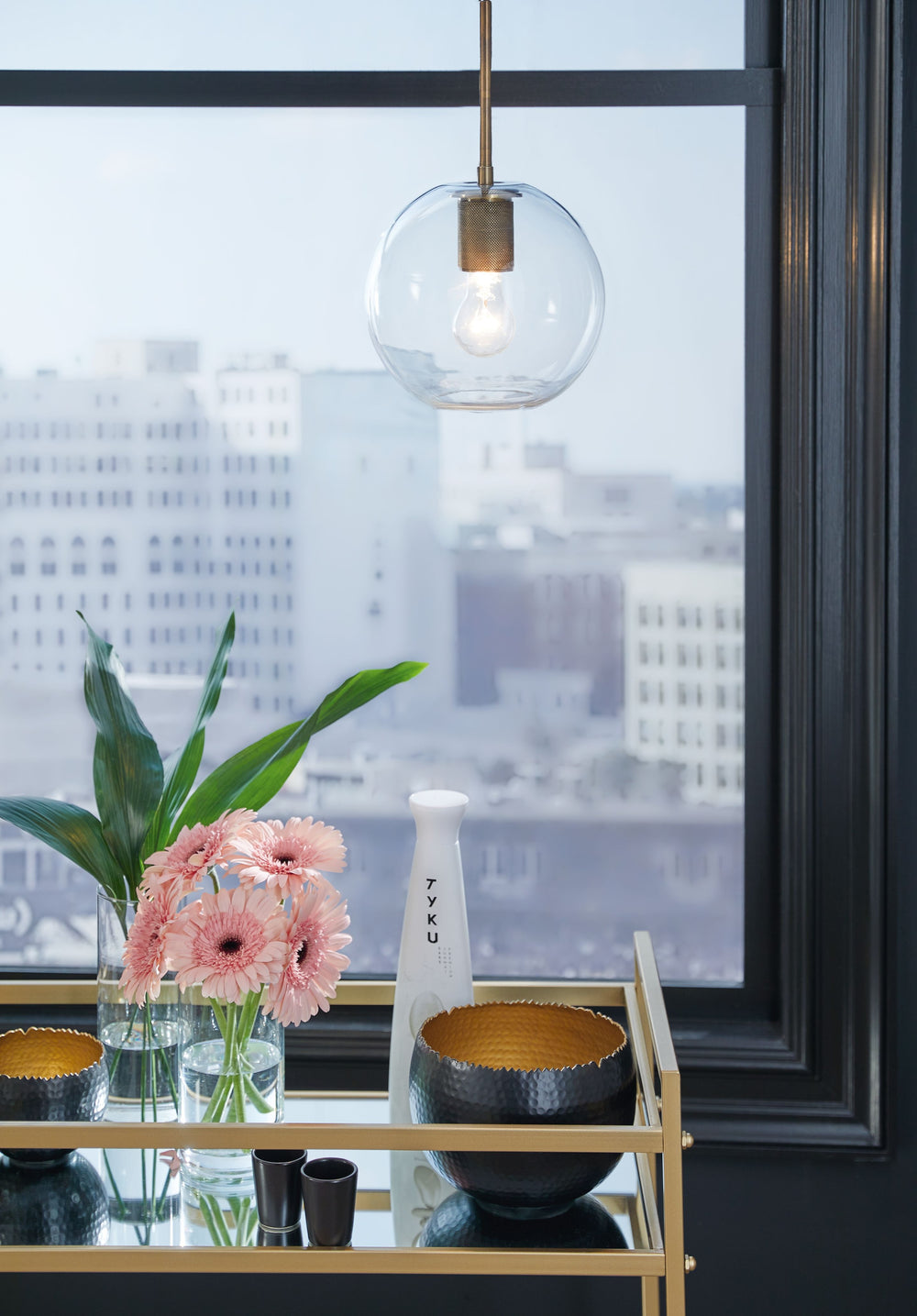 Clearly for those with an eye for modern-industrial design, this glass pendant light puts everything on display in a beautiful way. Be it over a table or in an entryway, it-'s such a pretty way to grace your space with light.<br><br><b>Additional Dimensio
