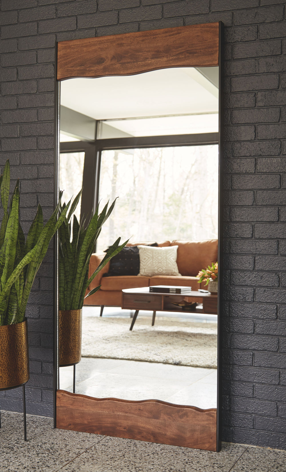 Simply striking and strikingly simple. The ultra clean lines and a mixed-media frame of brown finished wood and black finished metal make this floor mirror a complementary choice for so many spaces.<br><br><b>Additional Dimensions</b><br><ul><li>Inner mir