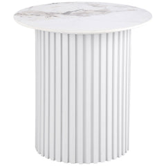 This round end table features a sophisticated sintered stone top with natural veining for a modern and luxurious touch. The sturdy metal base, with its fluted design and white powder-coated finish, delivers both stability and sleek aesthetics. Compact yet