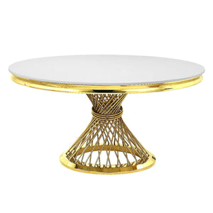  paired with the fresh gleaming golden base to create a chic piece. The single 