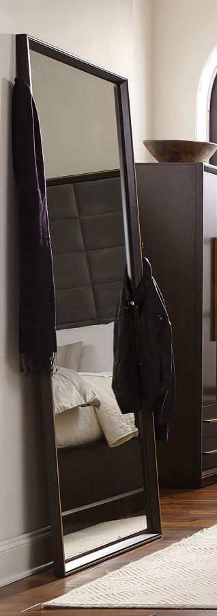  rich tones create a compelling visual. The simple and smooth frame enhances a sleek and structured effect