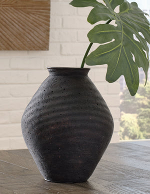  drawing attention to this elegantly earthy centerpiece.<br/><br/><b>Product Features</b><ul><li>Made of polyresin</li><li>Antiqued brown finish</