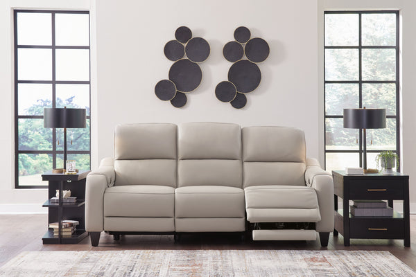  thanks to subtly incorporated one-touch reclining and adjustable headrests. With 