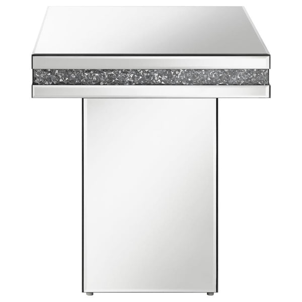  bold expression. Smooth mirror trim and surfaces cover every edge