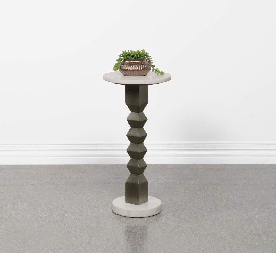 Put a kick in casual home dÃ©cor with a style that suits your whim. This side table offers a charming design and a contrasting palette, perfect for accentuating a contemporary space. A crisp geometric motif takes a page from Old World aesthetics in a tabl