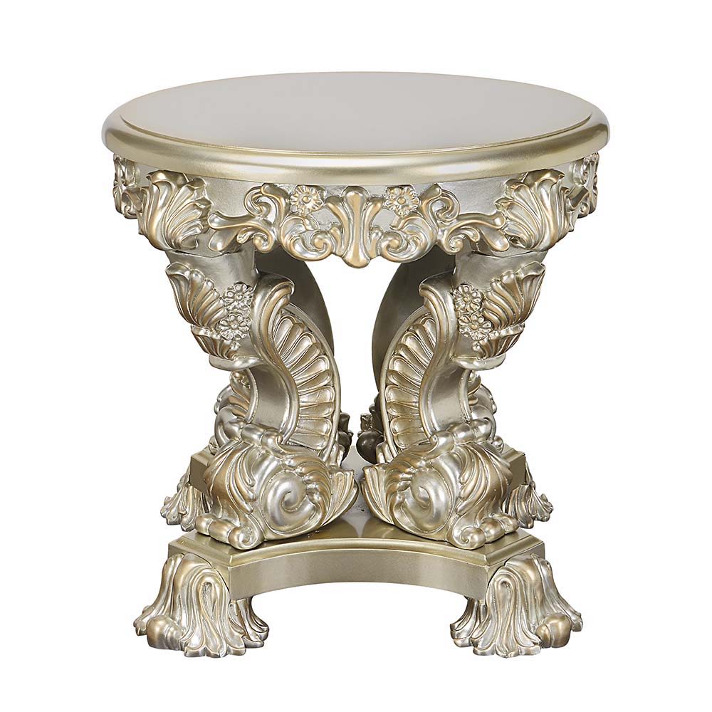 Traditional style that never goes out of fashion, the Sorina coffee table is a great addition to your living room. The silver and gold finishes complement each other flawlessly. This coffee table showcases elaborate carvings on the table base to recreate 