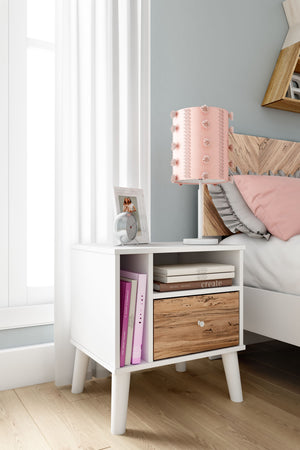  this nightstand is a charming addition to your home. It-'s expressive with a two-tone look in a solid matte white finish and a replicated sugarberry wood grain pattern. White knobs and splay legs add 