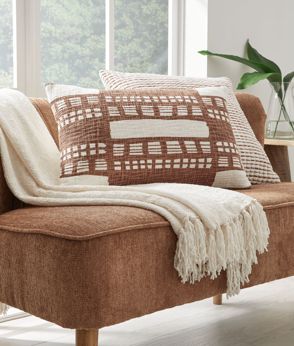  it has the versatility to pair with a variety of colors.<b