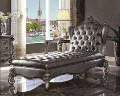 KD Back, w/1 Pillows Armless Chaise (No Storage) Wingback, Button Tufted, Nailhead Trim, Scrolled Crown & Legs: Poly Resin with Antique Contrast Finish Fully Padded: Scalloped Base Tight Back & Seat Cushion Material: PU<br/><br/><b>Product Features</b><ul