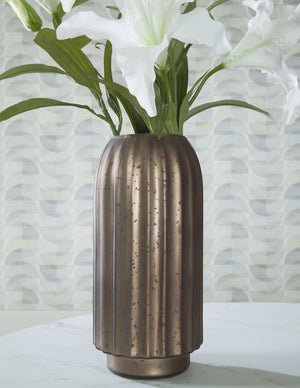  this vase will captivate you with its on-point aesthetics. A stunning mercury glass finish and fluted design make it a visual delight. This exquisite piece effortlessly stands out on its own