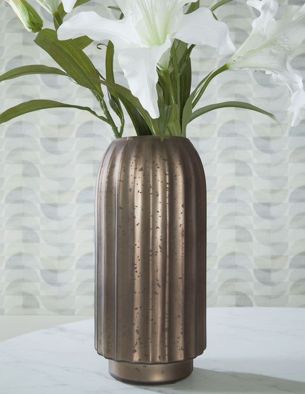  this vase will captivate you with its on-point aesthetics. A stunning mercury glass finish and fluted design make it a visual delight. This exquisite piece effortlessly stands out on its own