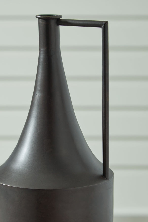  this piece plays well in spaces ranging from casual to contemporary.