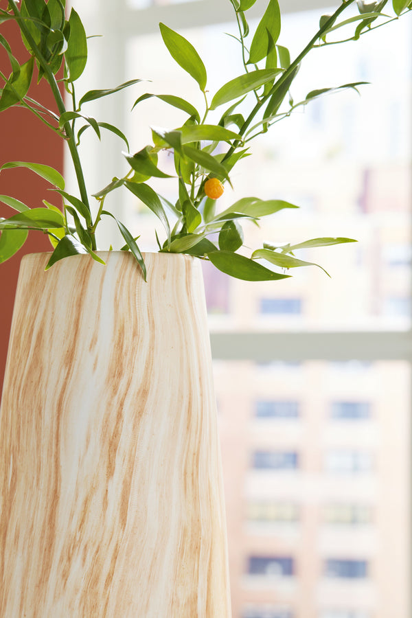  this striking vase is a tastefu