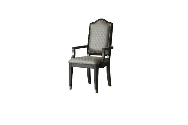 Inspired by European Romanticism, this House Beatrice dining set evokes an iconic refinement. Wooden dining table matches with chairs upholstered with a beautiful faux leather