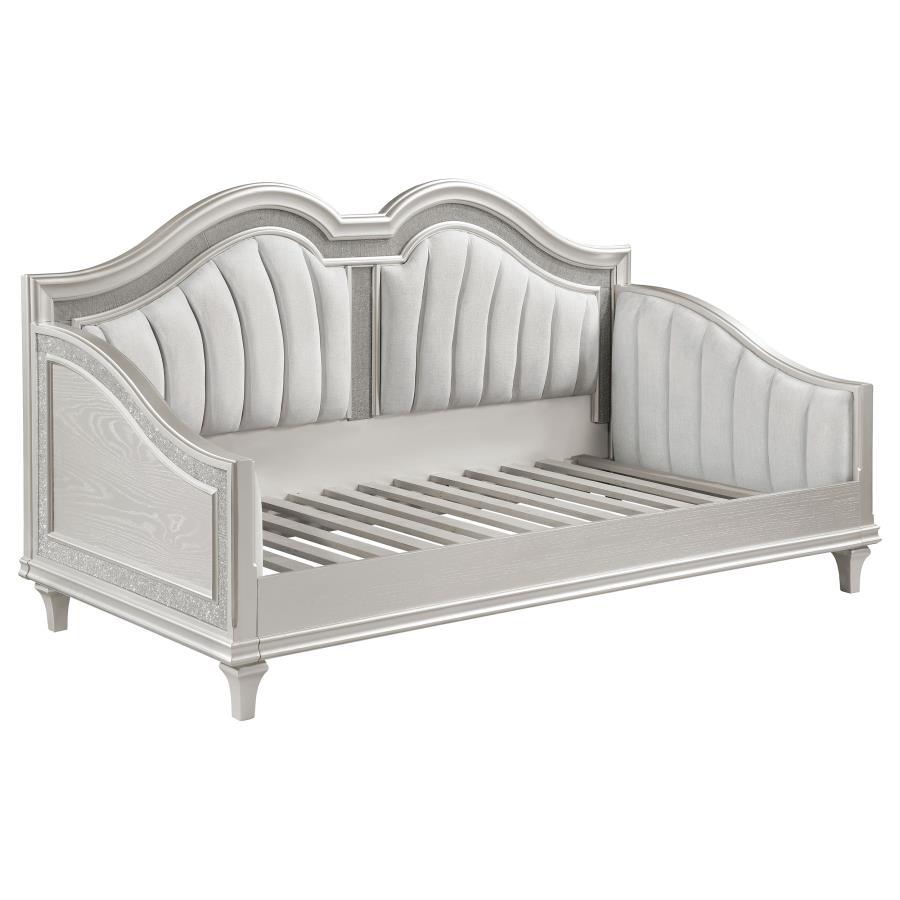 This luxurious daybed from the Evangeline collection is perfect for accommodating overnight guests or creating functional small spaces. Its eye-catching and versatile design, with a curved silhouette and faux diamond trim, adds a touch of elegance to any 