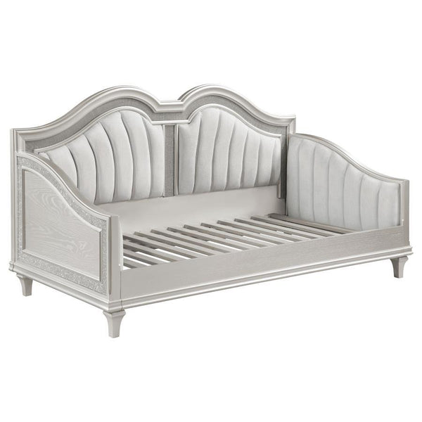 This luxurious daybed from the Evangeline collection is perfect for accommodating overnight guests or creating functional small spaces. Its eye-catching and versatile design, with a curved silhouette and faux diamond trim, adds a touch of elegance to any 