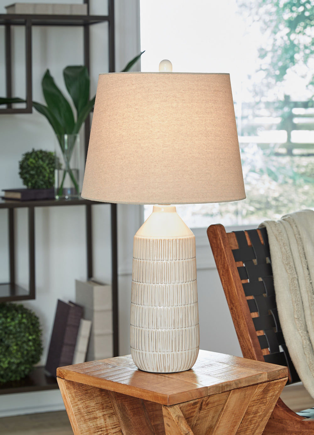 Bring a touch of elegance to your space with this ceramic table lamp. Transparent glazing on the base adds sophistication to its classic design. This versatile lamp will effortlessly complement your decor.<br><br><b>Additional Dimensions</b><br><ul><li>Ba