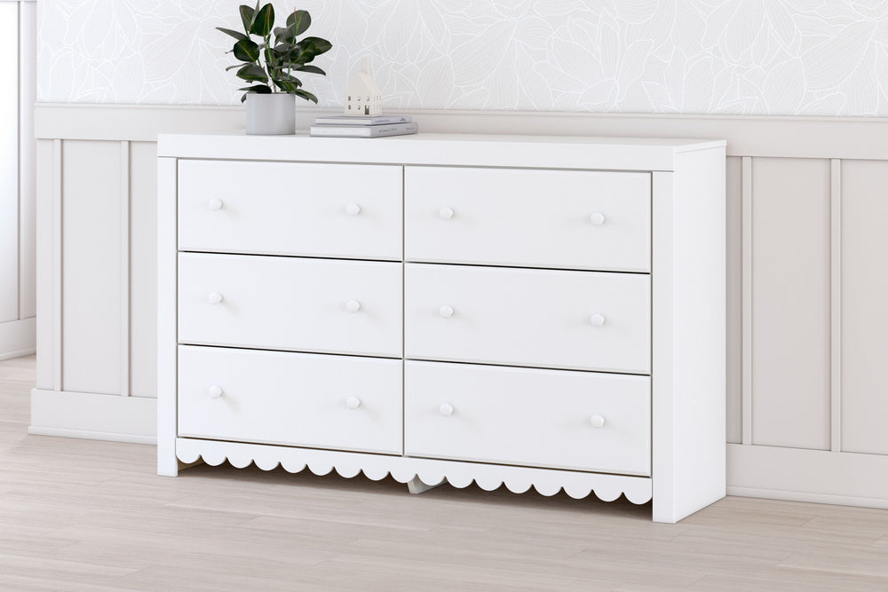 Make getting ready for the day (or bed) that much more magical with this dresser. Charmingly cute with its scalloped detailing, it appeals to both her sense of playful whimsy and your love for modern design. And the dresser-'s crisp white finish gives you