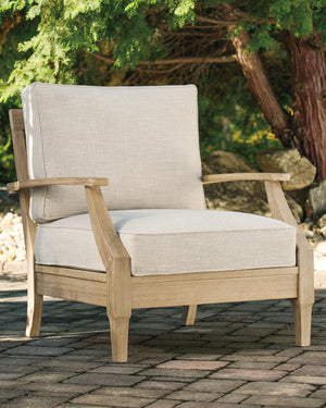  this outdoor lounge chair marries sturdiness and style in such a delightful way. For that much more weather protection