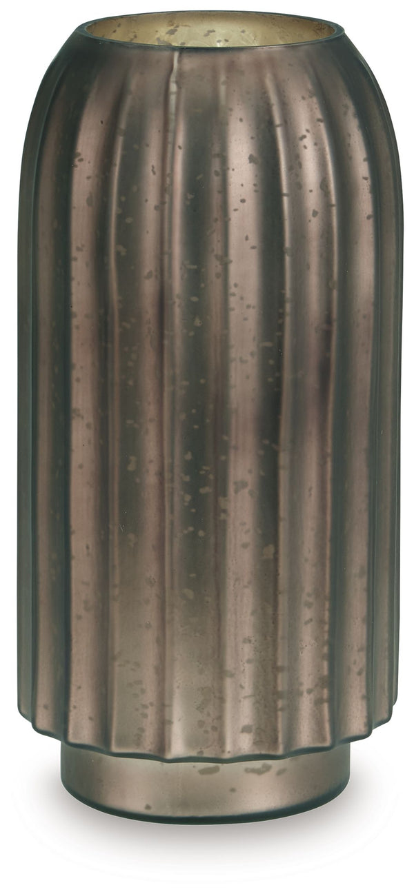 If contemporary style speaks to your design sensibilities, this vase will captivate you with its on-point aesthetics. A stunning mercury glass finish and fluted design make it a visual delight. This exquisite piece effortlessly stands out on its own, or y
