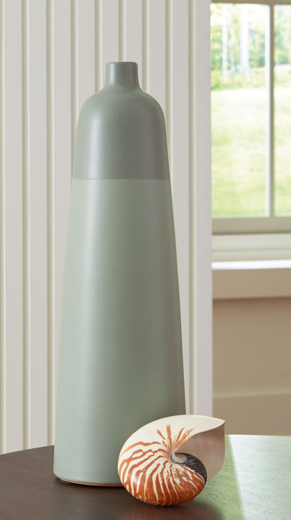  either by itself or when filled with dried or faux florals. Its simply beautiful shape and organic green hues complement your naturally superb sense of style.<br/><br/><b>Product Features</b><u