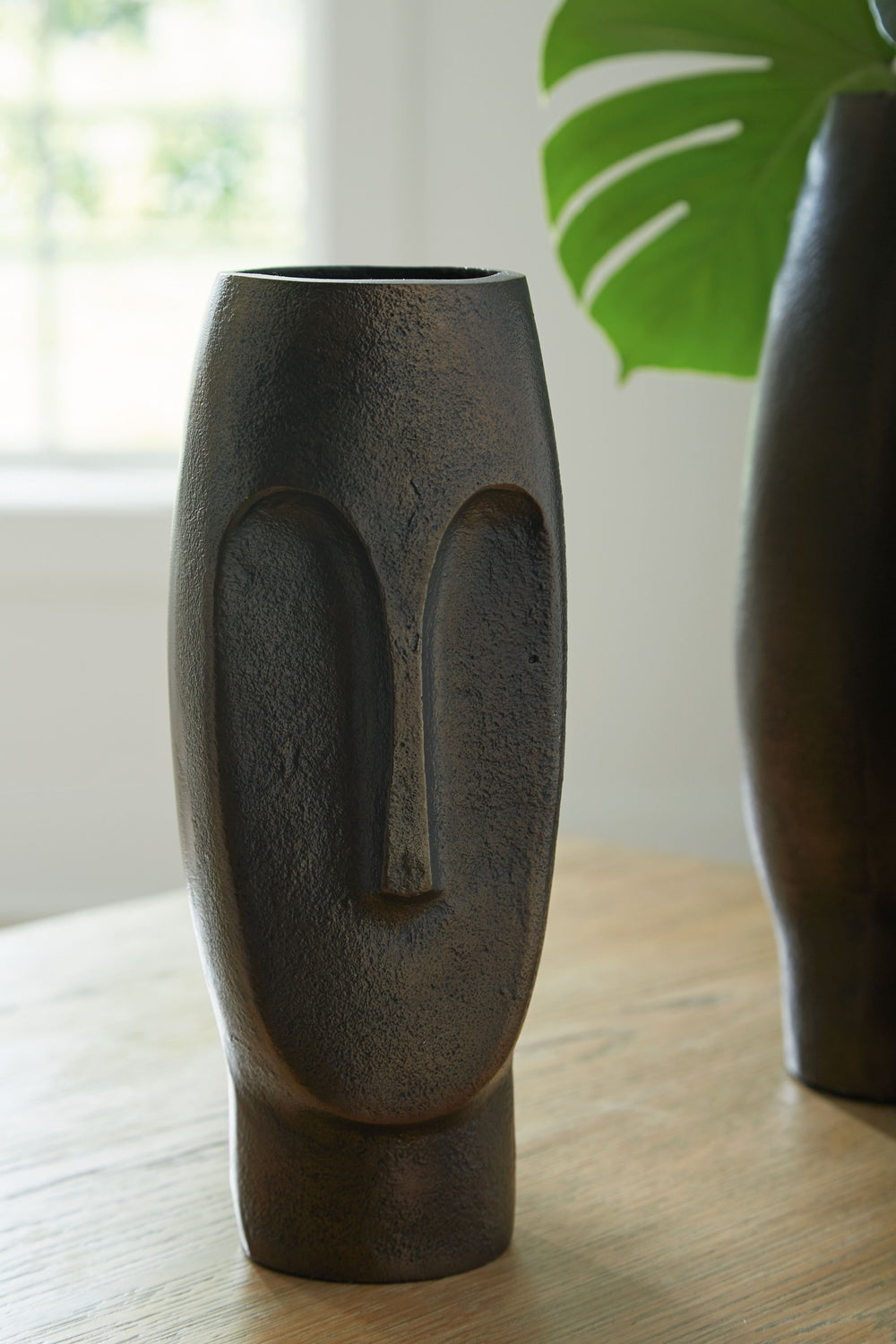 This vase offers an abstract take on the human profile. An antiqued bronze-tone finish adds an air of subtle sophistication. Artistic in form on its own, this contemporary piece is equally as impressive displayed with other decor.<br/><br/><b>Product Feat