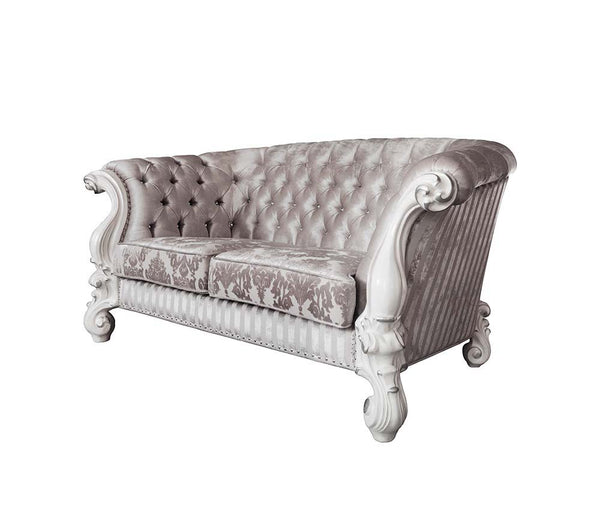 Creating an elegant and traditional design in living room, the Versailles sofa set is your ideal choice. Seating in a crescent environment and feeling like royalty, you can be more convenient to enjoy the family time or play with your friends. Additionall